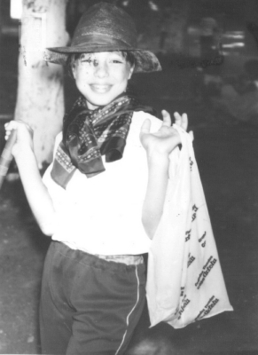 Niña posando con sombrero