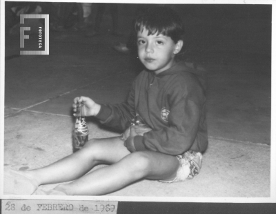 Niño con sandwich y gaseosa