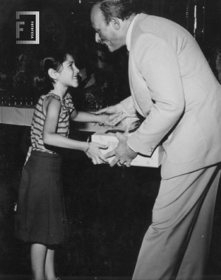 Niña recibe premio 