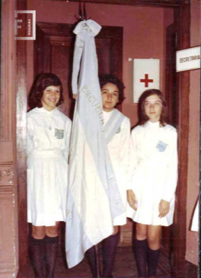 Alumna abanderada y escoltas 