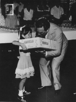 Niña recibe premio 