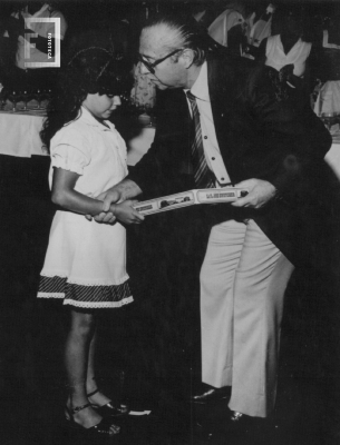 Niña recibe premio