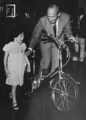 Niña recibe bicicleta (premio)