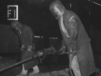 Destapando la piquera del Alto Horno Nº 1 María Liliana