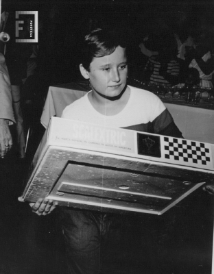Niño recibe premio - Pista de carreras