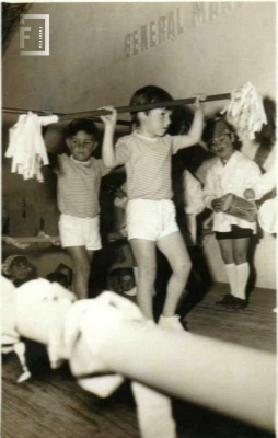 Niño en acto escolar