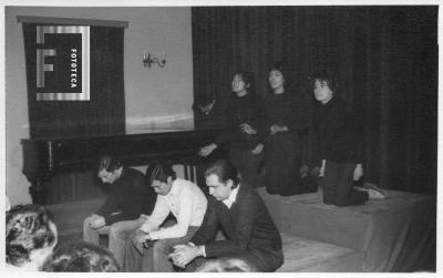 Grupo teatro en sede con Lorenzo Fernández Viña