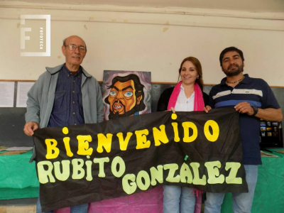 Cartel de bienvenida al artista Rubito - Maratón de Lectura en escuela primaria AMAF
