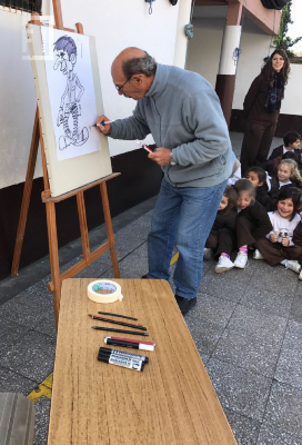 Rubito González dibujando caricatura en su visita en Escuela Primaría Nuestra Señora de Pompeya