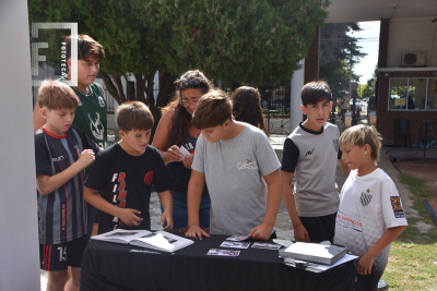 Grupo niños observando el fotolibro San Nicolas la Historia Ilustrada. 