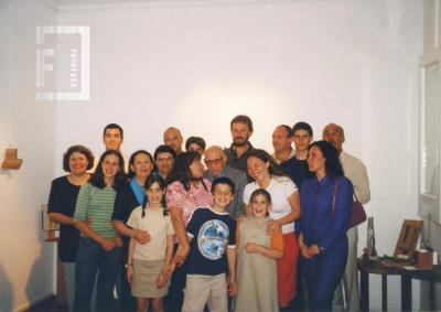 Gregorio Santiago Chervo y familiares en Galería Astul, presentación de la muestra Miscelánea