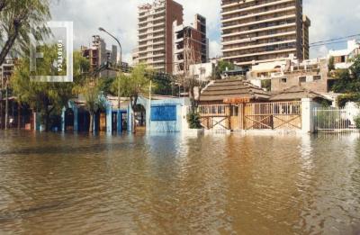 Creciente del Paraná (4, 76 m), costanera inundada