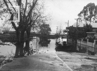 Creciente del Paraná, Costanera inundada, calle Guruciaga