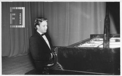 Ralph Votapek tocando el piano en Teatro Municipal