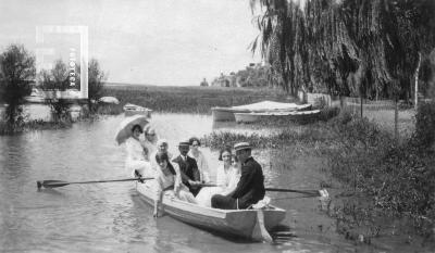 Grupo en canoa en Club de Regatas