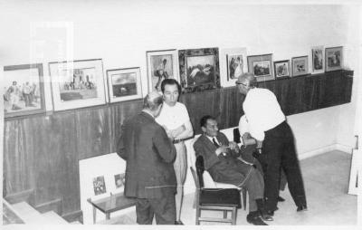 Exposición. Oscar Vergara (de frente), sentado: Haroldo Toffano