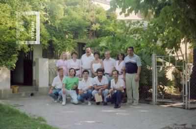 Personal de Canal 2 en el patio posterior de sus instalaciones