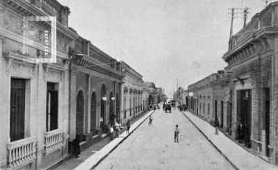 Calle de la Nación entre Francia y Urquiza. A la derecha, edificio del Correo.