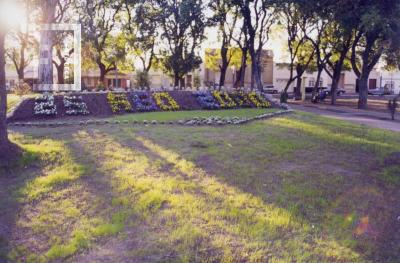 Plaza Sarmiento, cantero flores formando fecha