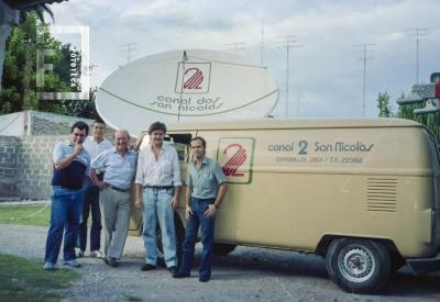 Personal de Canal 2 junto al primer vehículo de transmisión desde exteriores