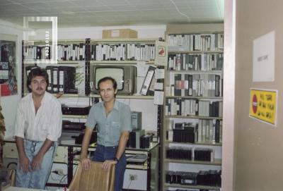 Mauricio Báez y César A. Bustos en sala de Programación de Canal 2