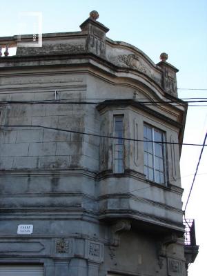 Esquina oeste de Nación y San Martin, detalle ochava con placa nombre calle