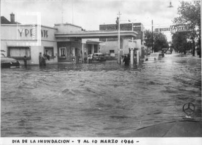 Calle Urquiza esquina Alberdi durante la inundación de 1966