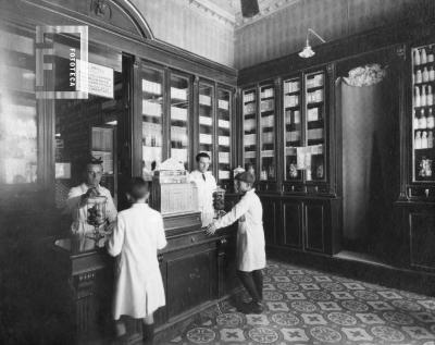 Farmacia  "El Águila" de Rogelio Elena. Mitre 175