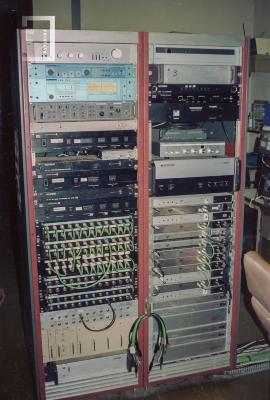 Rack con equipamiento de producción y emisión de Canal 2