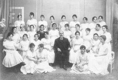 Prof. Fabio Arámburu y Egresadas Escuela Normal 1917