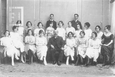 Prof. Fabio Arámburu y Egresados Escuela Normal 1920