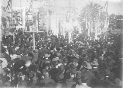 Celebración en la Plaza de la Constitución (Mitre), al pie de la columna central. Orador Dr. Aquileo González Oliver.