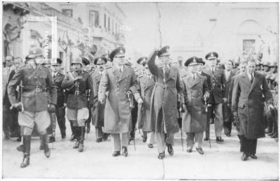 Pte. Farrel y Juan Perón desfilando por calle G. Nacionales