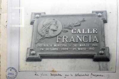 La placa donada por la colectividad francesa