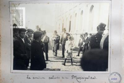 La comitiva saliendo de la Municipalidad