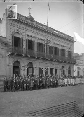 Grupo frente al Colegio Nacional