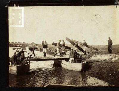 Soldados construyendo un puente sobre pontones