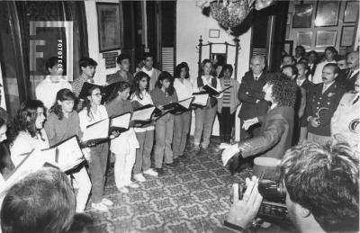 Coro Juvenil Municipal cantando en el hall del Museo