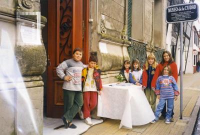 Niños frente al Museo Municipal