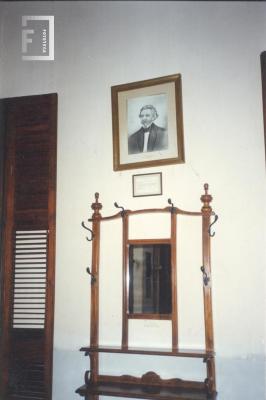 Cuadro de Aguiar y mueble en hall de entrada Museo