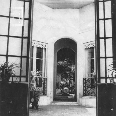 Primer patio Casa de Flia Gard. Hoy Museo. Vista hacia el jardín