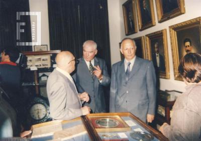 G. S. Chervo con Intendente Novau y Sr. Vercelli en Sala Municipal