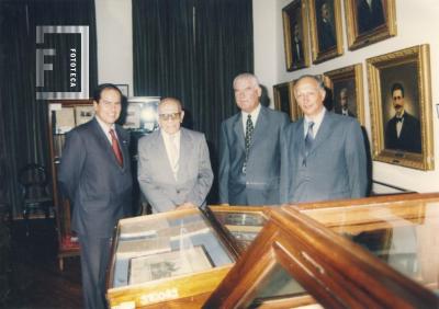 G. S. Chervo con Intendente Novau, Sr. Vercelli y otro en Sala Municipal