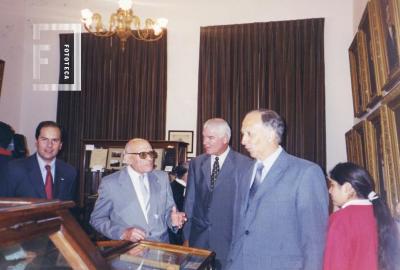 G. S. Chervo con Intendente Novau y Sr. Vercelli en Sala Municipal