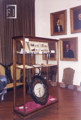 Vitrina con reloj y otros objetos en Sala Municipal