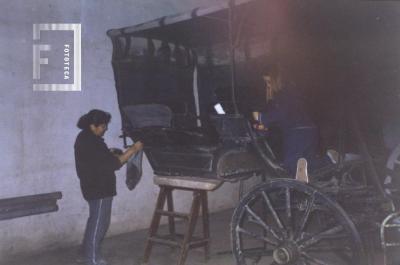 Balbina Rocha y Valentina Carignani preparando carros para la exposición