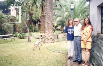 G. S. Chervo con Leonora Picazas (Rosario) y Magdalena Bertolini (S. Nic.) en jardín Museo