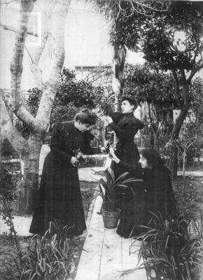 María Mercedes, María Julia y Jacinta en jardín