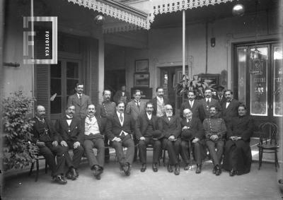 Autoridades, jefes militares y delegado de la Dirección de Escuelas después del banquete celebrado en el Hotel de la Paz, 9 de julio de 1913 (1º derecha: Padre Rodolfo Torti)