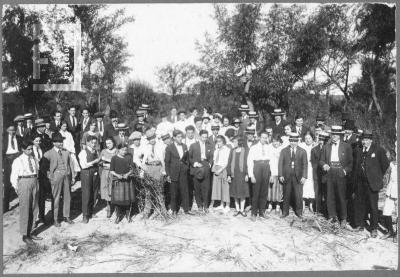 Alumnos y profesores del Colegio Nacional en un paseo campestre